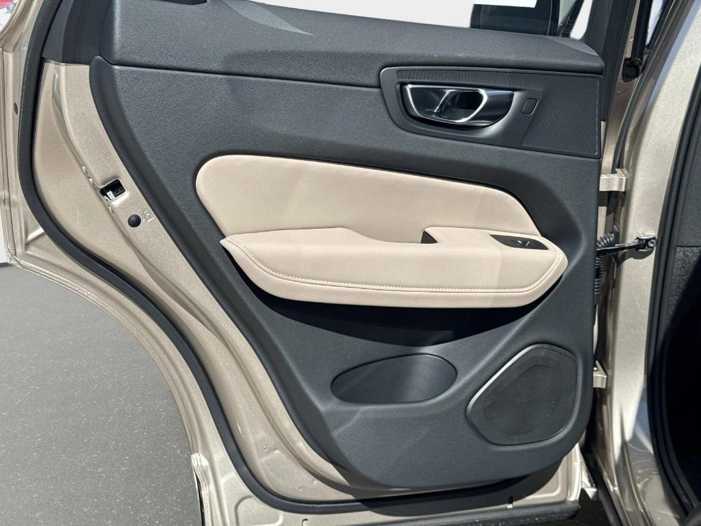 2026 Volvo XC60 B5 PLUS — фото 10