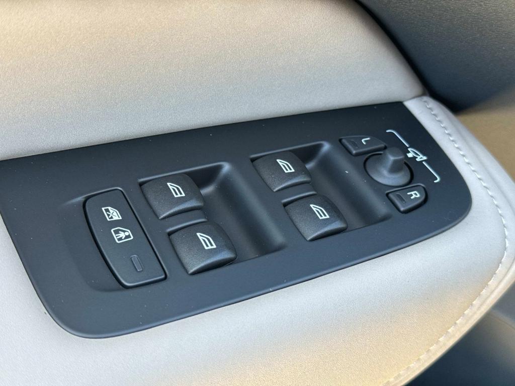صورة مصغرة 15 لـ 2026 Volvo XC60 B5 PLUS