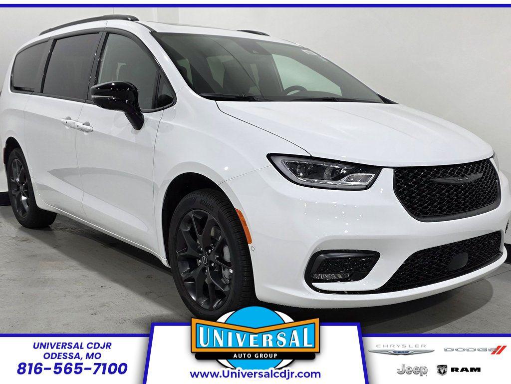 New 2026 Chrysler Pacifica Limited