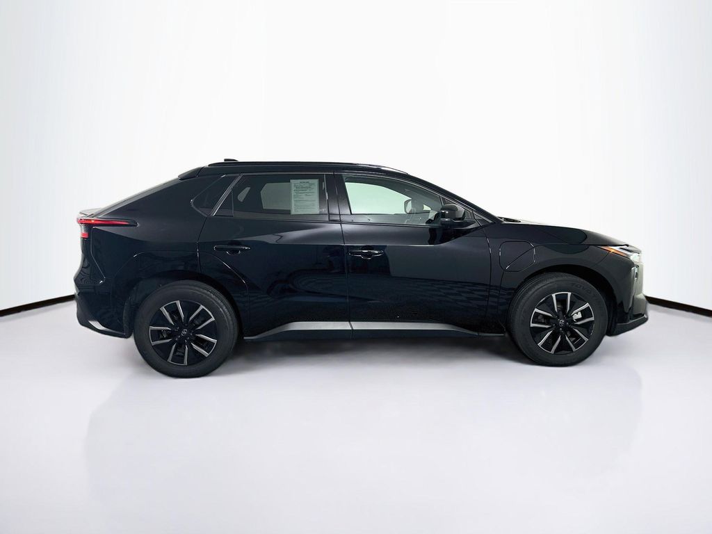 صورة 8 لـ 2026 Toyota BZ XLE PLUS