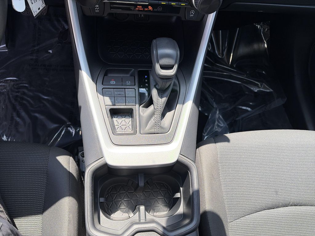 2025 Toyota RAV4 LE — миниатюра 19