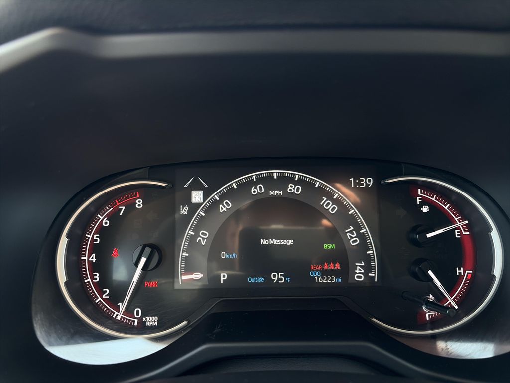 2025 Toyota RAV4 LE — миниатюра 15