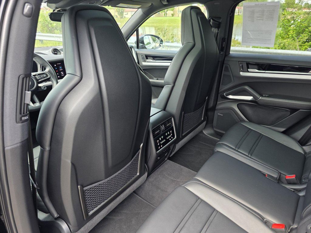 2024 Porsche CAYENNE — миниатюра 16