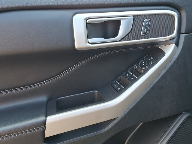 2023 FORD EXPLORER XLT photo 2