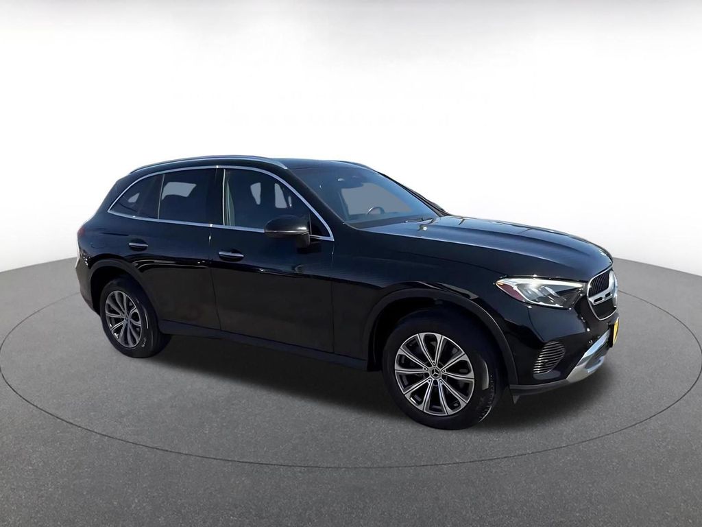 2024 Mercedes-BENZ GLC photo 2