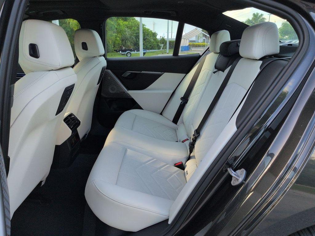 2027 BMW 530 I XDRIVE 照片 13