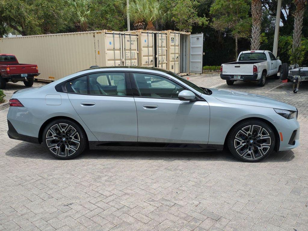صورة 3 لـ 2027 BMW 550E 550E XDRIVE
