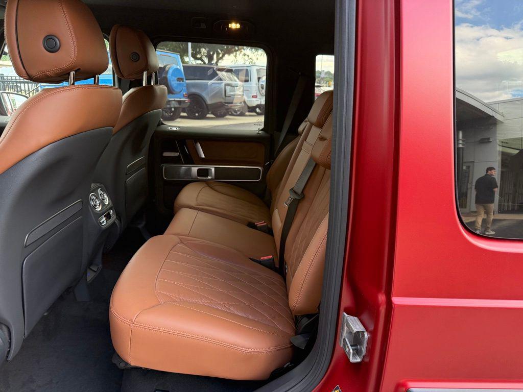 2027 Mercedes-BENZ AMG G 63 BASE — фото 8
