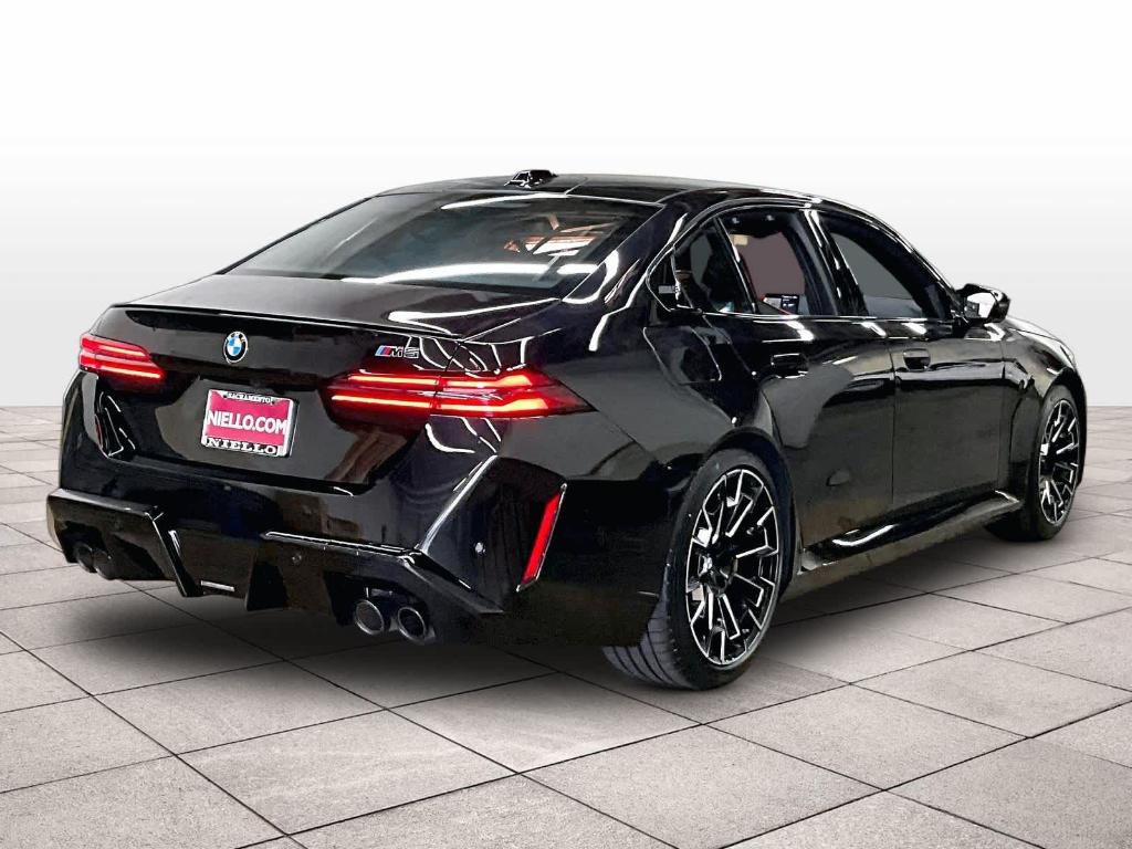 صورة 13 لـ 2025 BMW M5 BASE