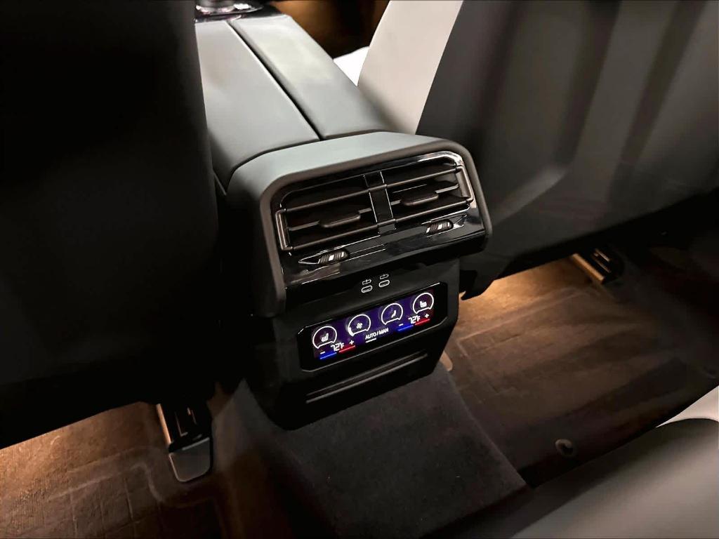 صورة مصغرة 35 لـ 2025 BMW M5 BASE