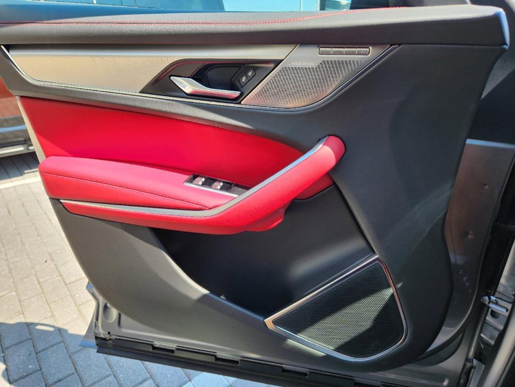 صورة مصغرة 16 لـ 2025 Jaguar F-PACE P250 R-DYNAMIC S