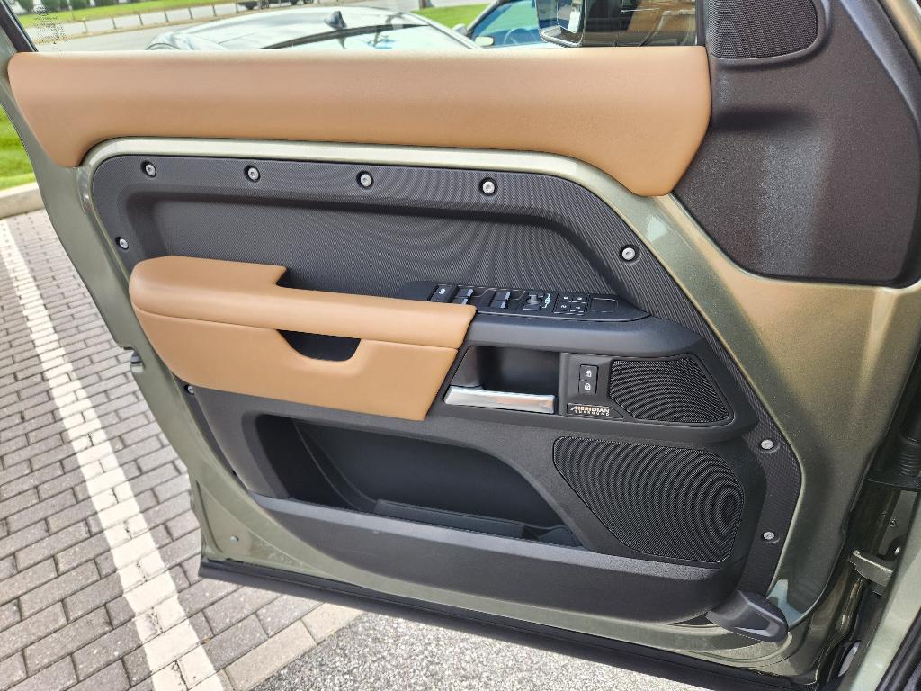 2025 LAND Rover DEFENDER P400 X-DYNAMIC SE — миниатюра 24