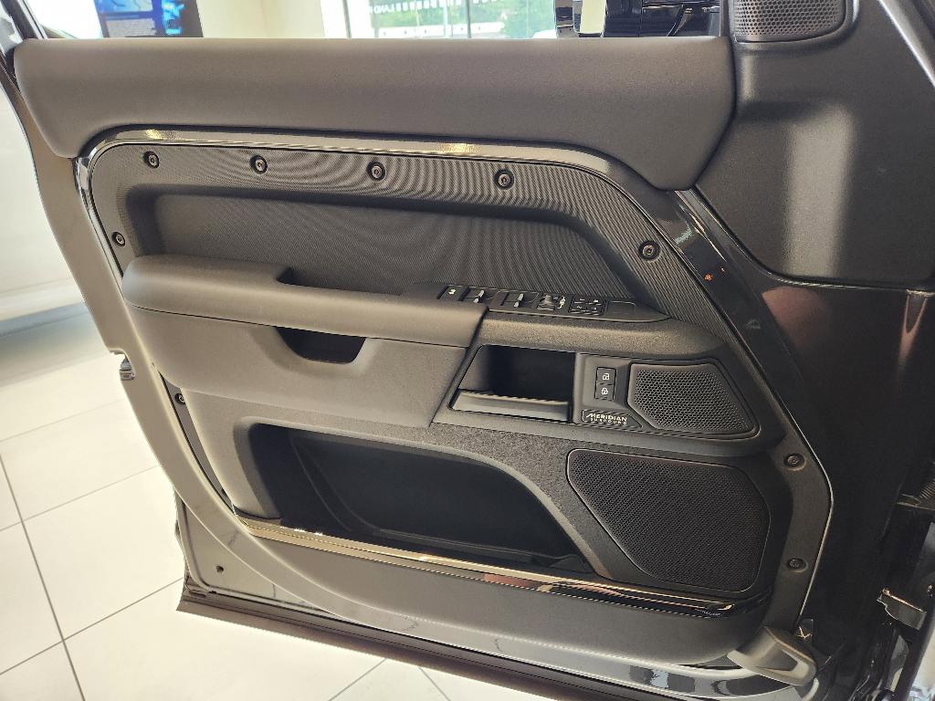 2025 LAND Rover DEFENDER OCTA EDITION ONE — миниатюра 16