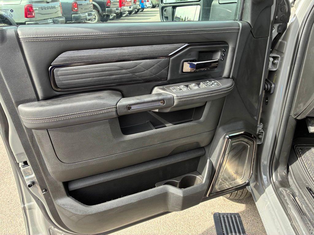 صورة مصغرة 14 لـ 2026 RAM 3500 LIMITED MEGA CAB 4X4 6'4' BOX