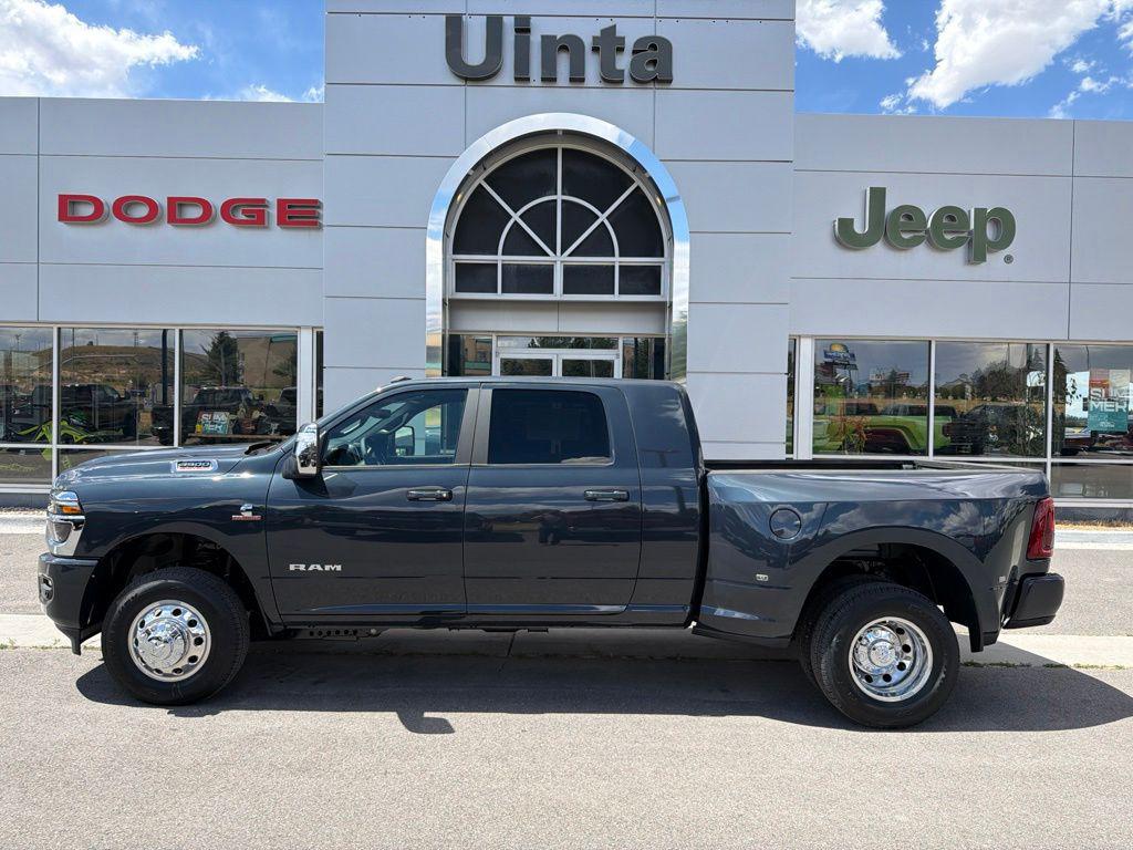 صورة 1 لـ 2026 RAM 3500 LARAMIE MEGA CAB 4X4 6'4' BOX