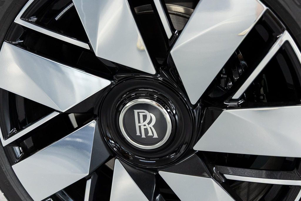 2027 ROLLS-ROYCE CULLINAN SPORT UTILITY — миниатюра 17