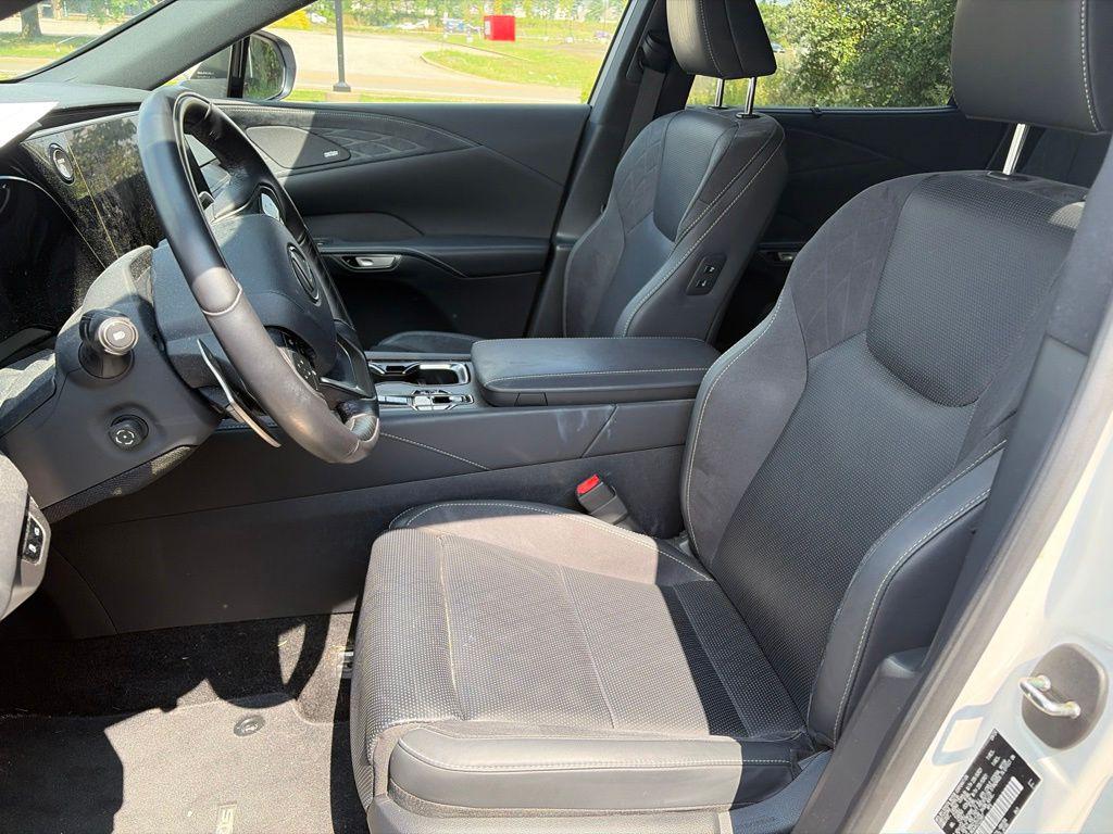 صورة 4 لـ 2024 Lexus RX 450H+ BASE