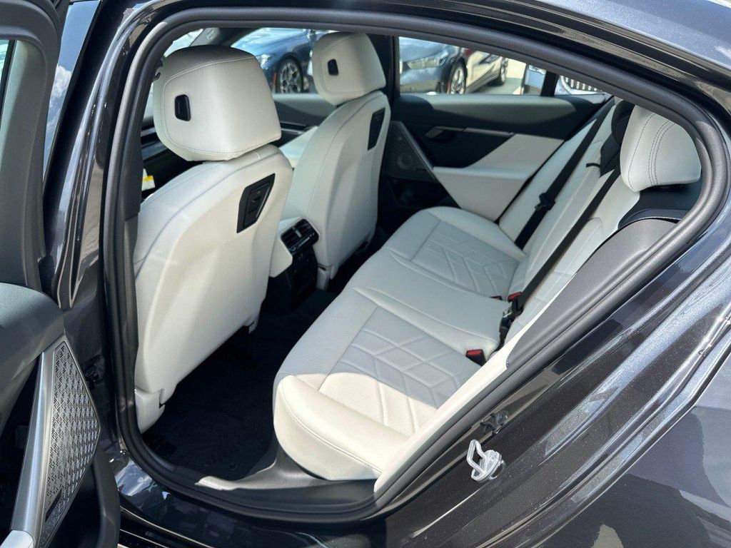 صورة مصغرة 20 لـ 2027 BMW 550E 550E XDRIVE
