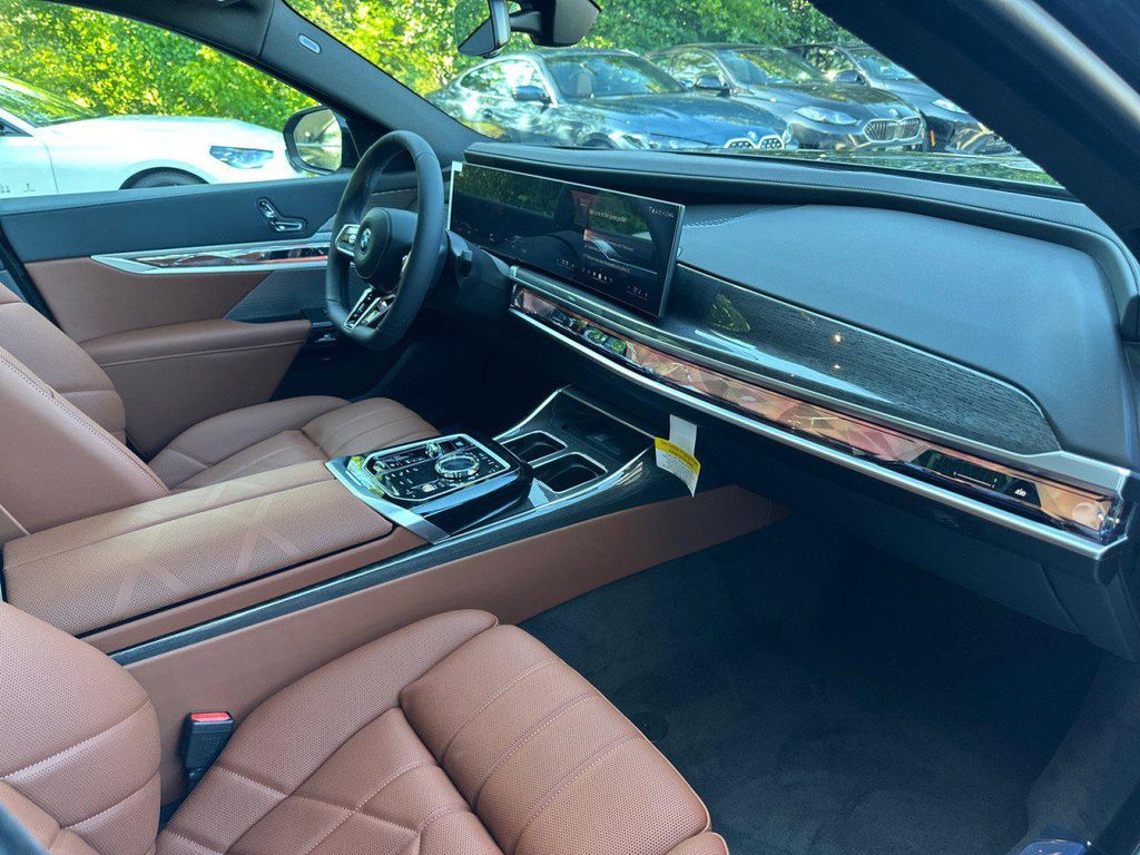 صورة مصغرة 31 لـ 2026 BMW I7 EDRIVE50