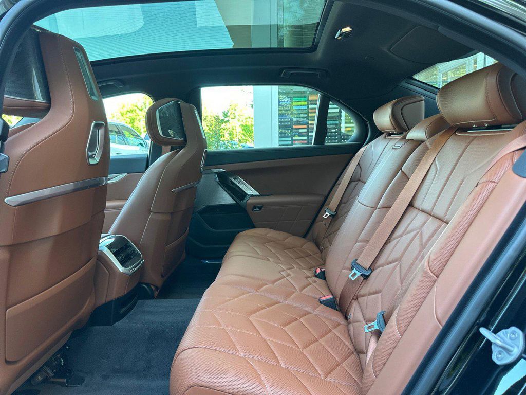 صورة مصغرة 24 لـ 2026 BMW I7 EDRIVE50