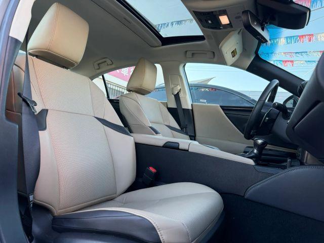 صورة مصغرة 24 لـ 2021 Lexus ES 300H