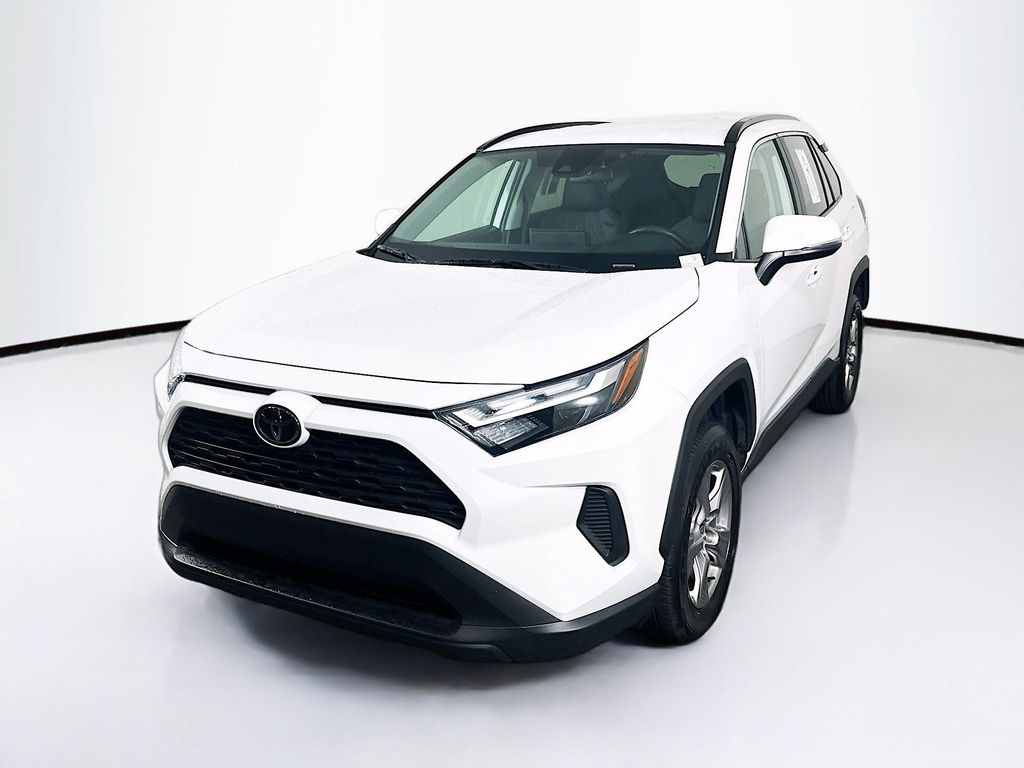 2025 Toyota RAV4 XLE — фото 3