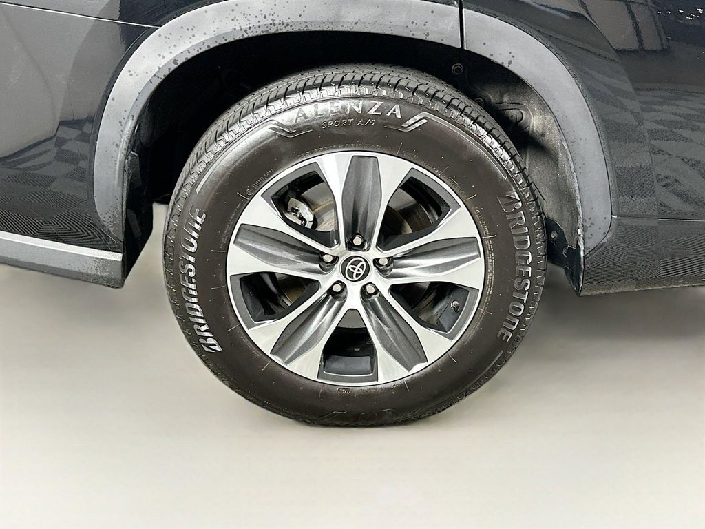 2025 TOYOTA HIGHLANDER XLE photo 9