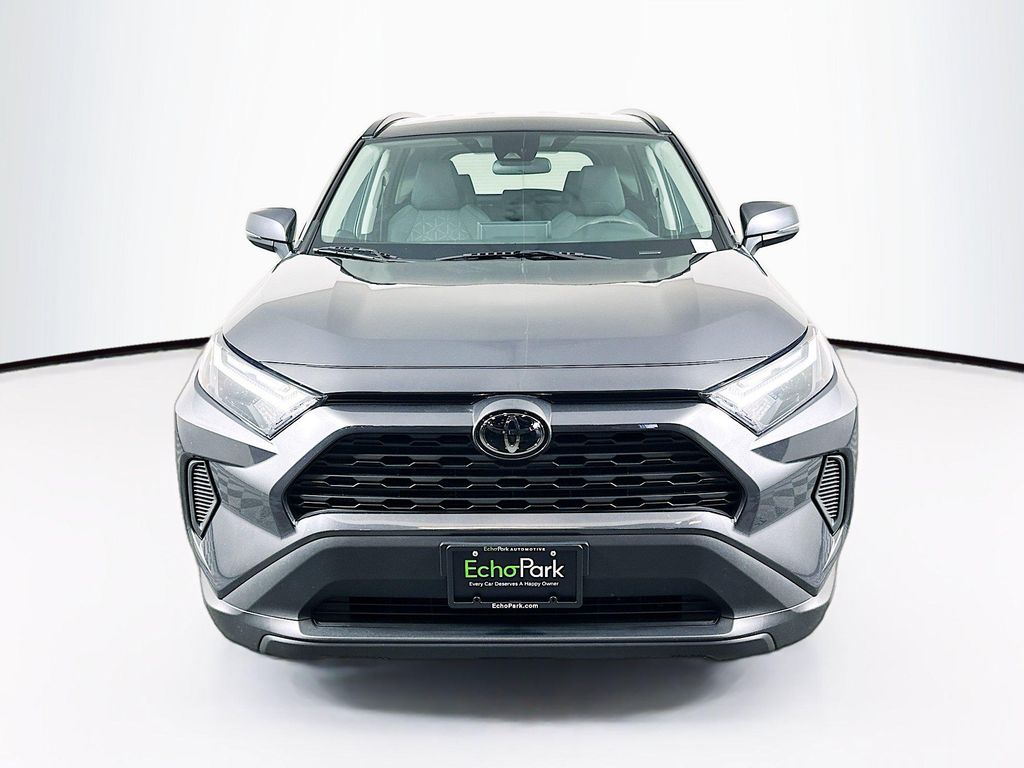 2025 Toyota RAV4 XLE 照片 2