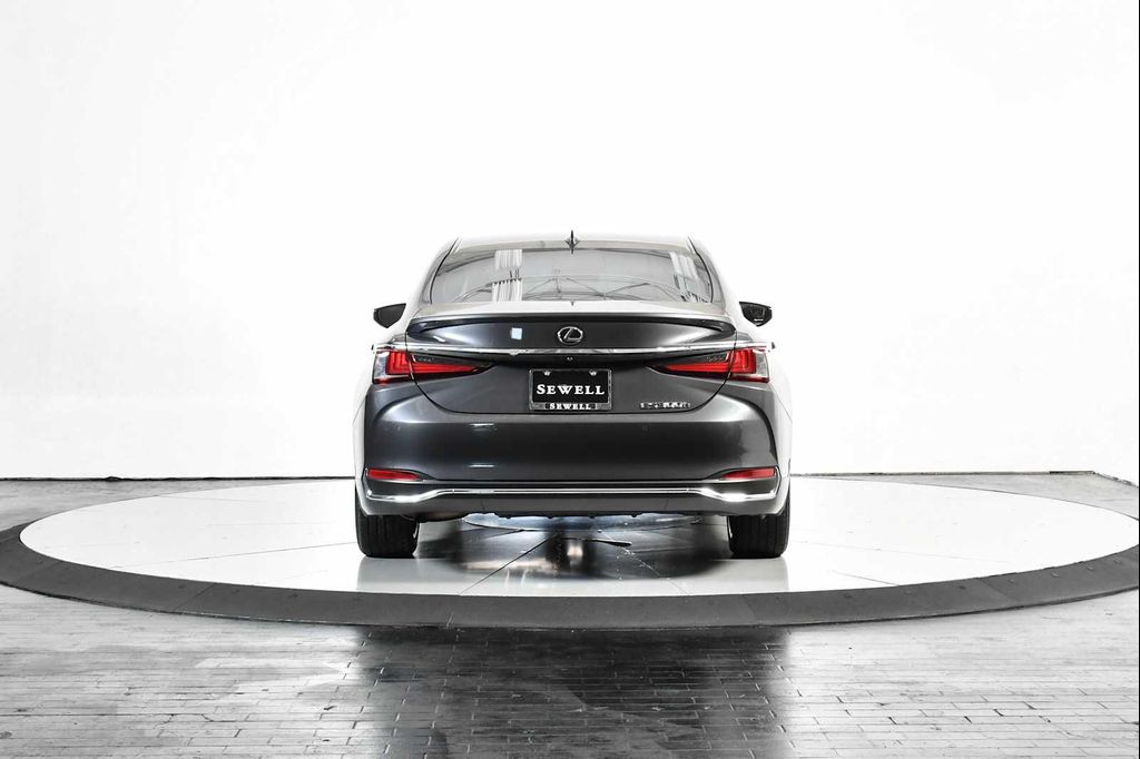 صورة مصغرة 5 لـ 2025 Lexus ES 300H LUXURY