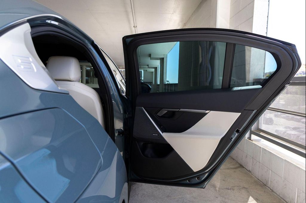 2024 BMW 530 530I — миниатюра 24