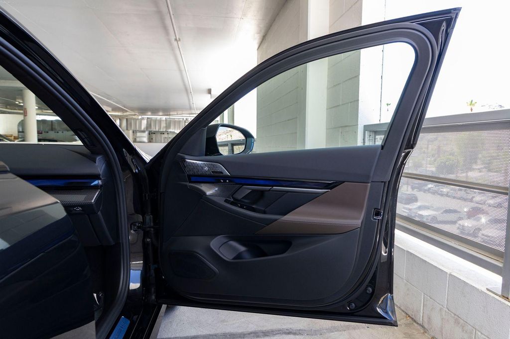 2027 BMW 530 I — миниатюра 30