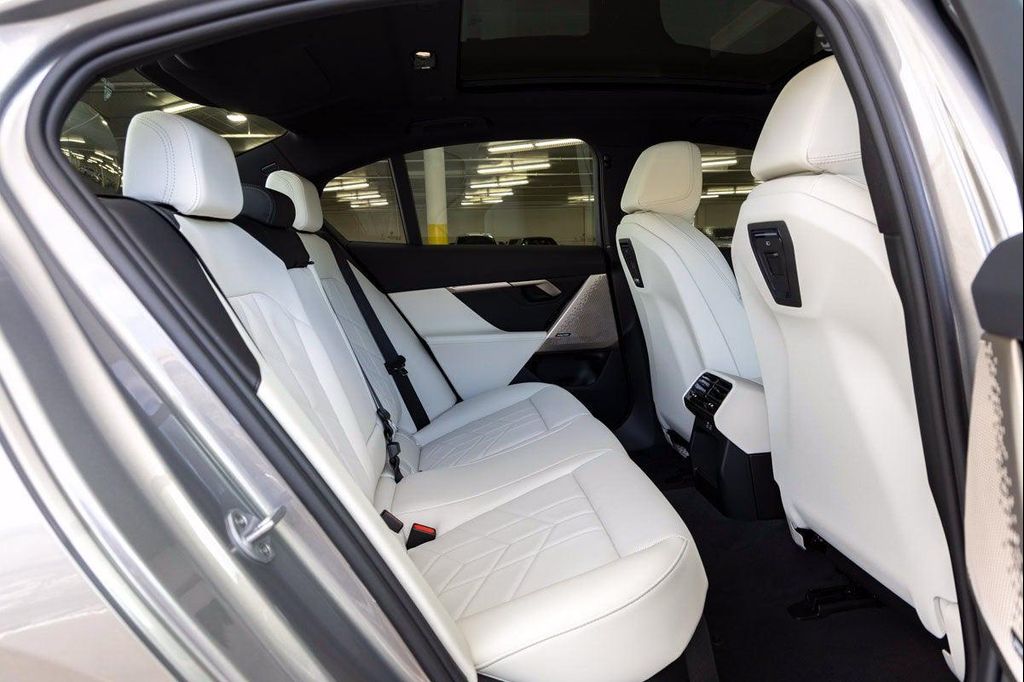 2026 BMW 550E XDRIVE — миниатюра 28