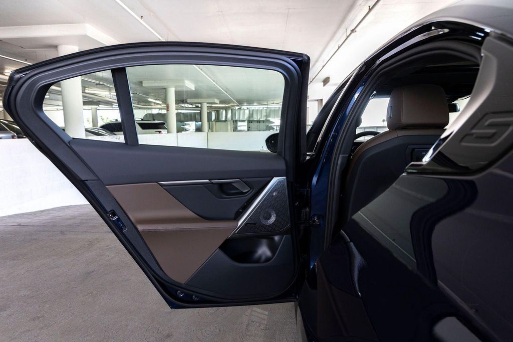 2027 BMW 530 I 缩略图 20