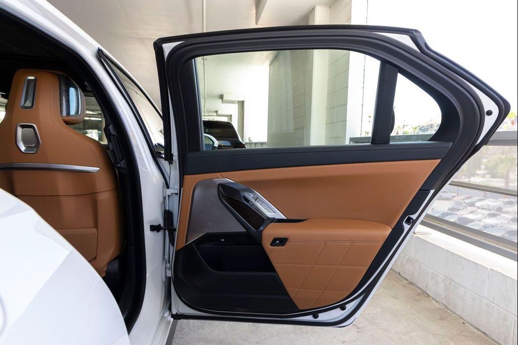 صورة مصغرة 24 لـ 2023 BMW 740 I
