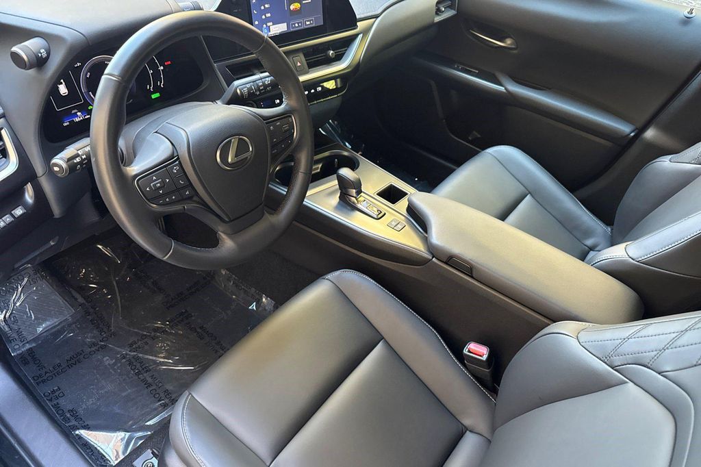 2025 Lexus UX 300H BASE — фото 4