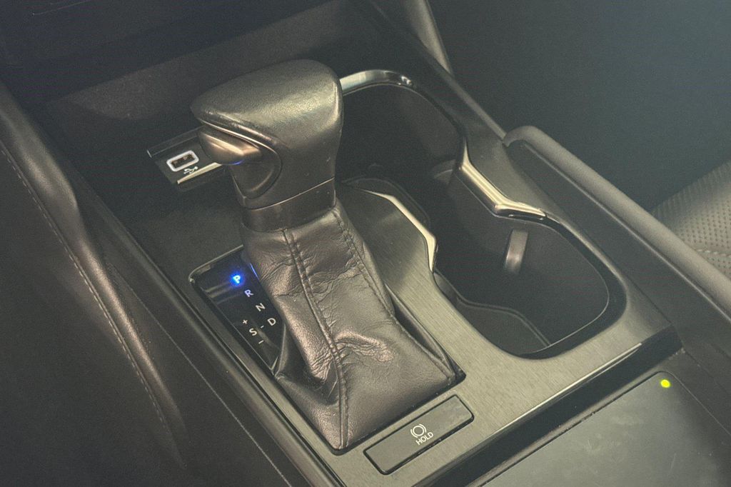 صورة مصغرة 17 لـ 2023 Lexus ES 350 LUXURY
