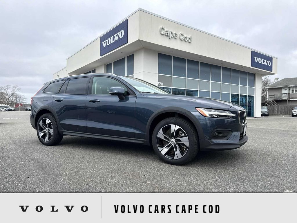 New 2026 Volvo V60 Cross Country Plus, B5 AWD Gas (mild hybrid)