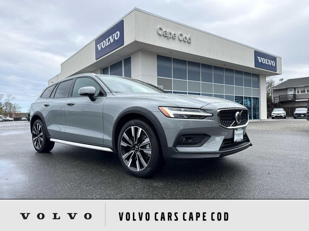 New 2026 Volvo V60 Cross Country Ultra, B5 AWD Gas (mild hybrid)