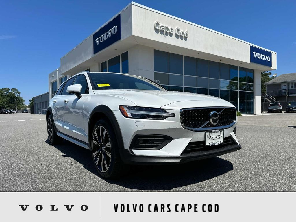 New 2026 Volvo V60 Cross Country Ultra, B5 AWD Gas (mild hybrid)