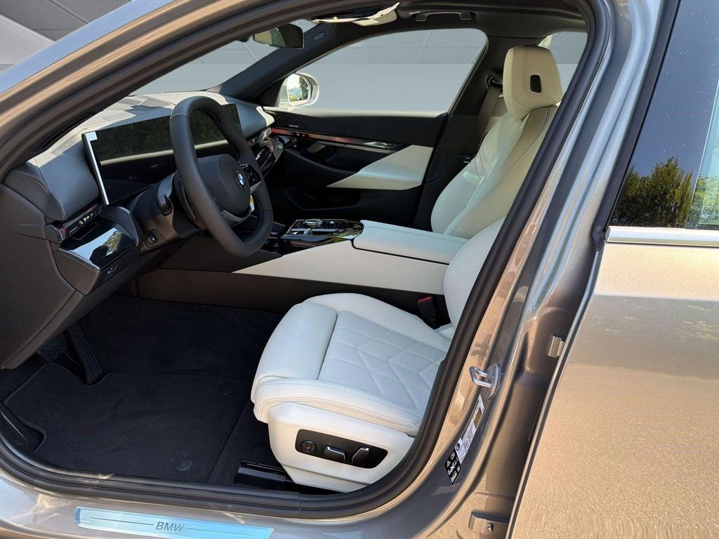 صورة مصغرة 5 لـ 2027 BMW 530 I XDRIVE