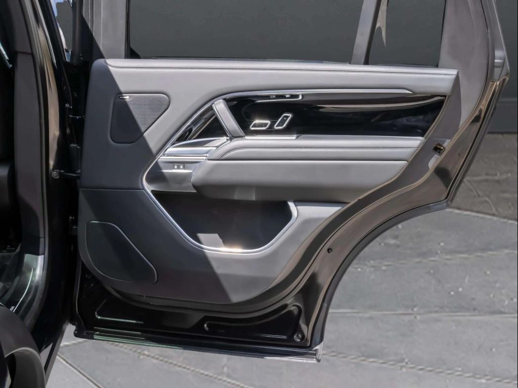 2025 LAND Rover RANGE ROVER P400 SE 7 SEAT thumbnail 23