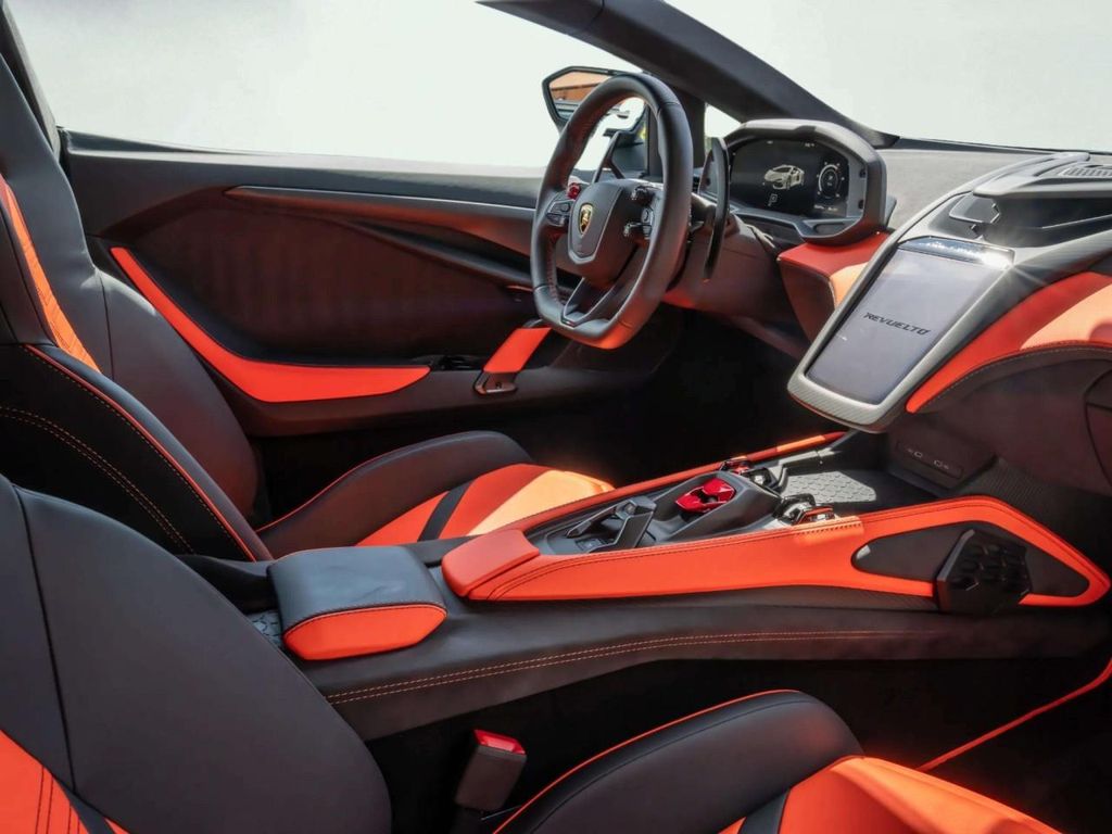 صورة 26 لـ 2025 Lamborghini REVUELTO