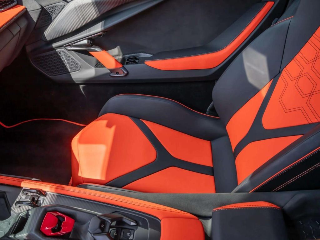 صورة 17 لـ 2025 Lamborghini REVUELTO
