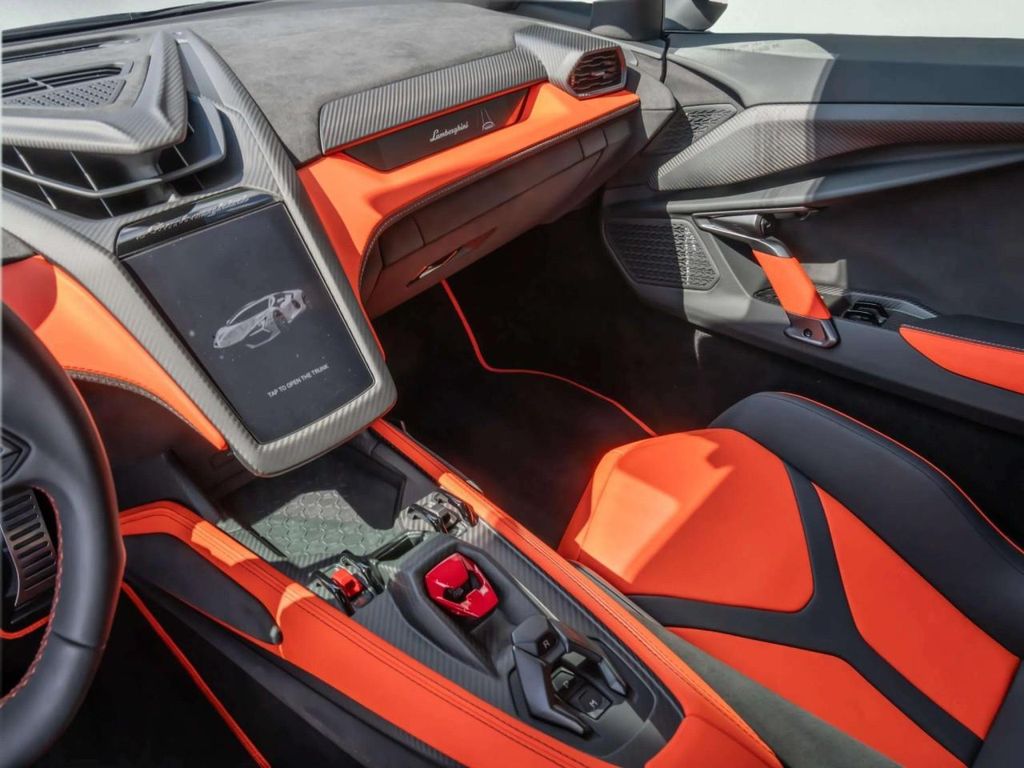 صورة 22 لـ 2025 Lamborghini REVUELTO