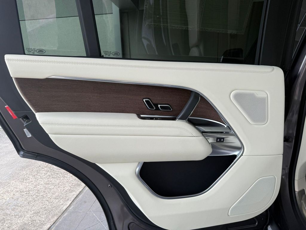 صورة 13 لـ 2025 LAND Rover RANGE ROVER P400 SE 7 SEAT