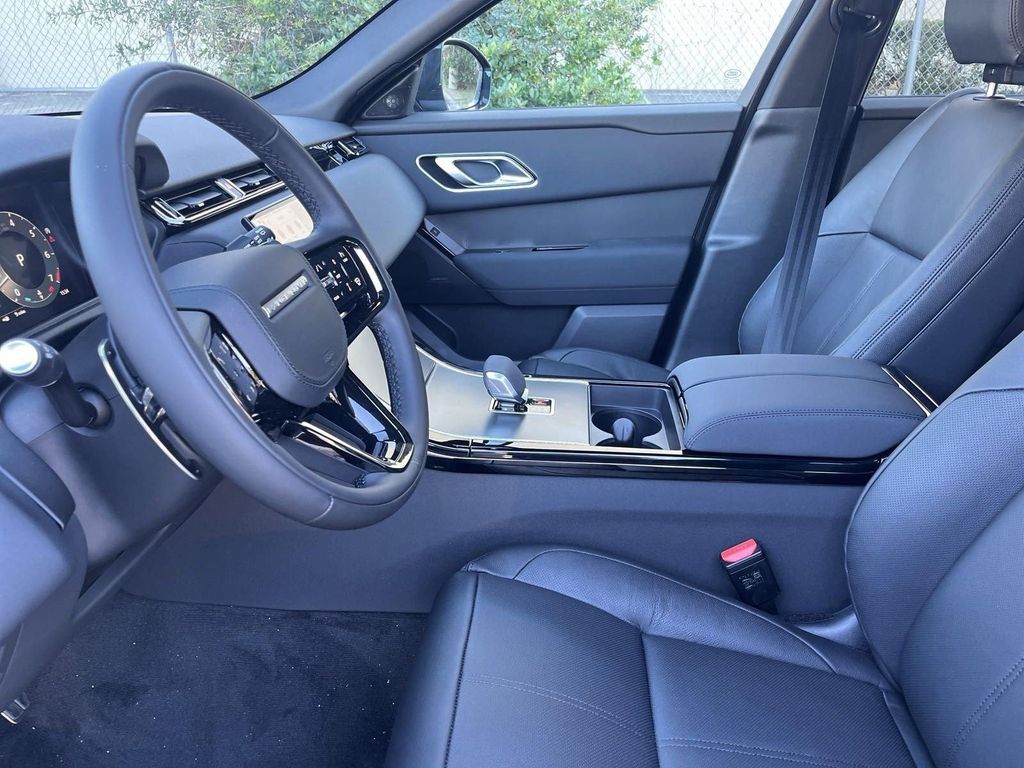 صورة 4 لـ 2025 LAND Rover RANGE ROVER VELAR P250 SE R-DYNAMIC