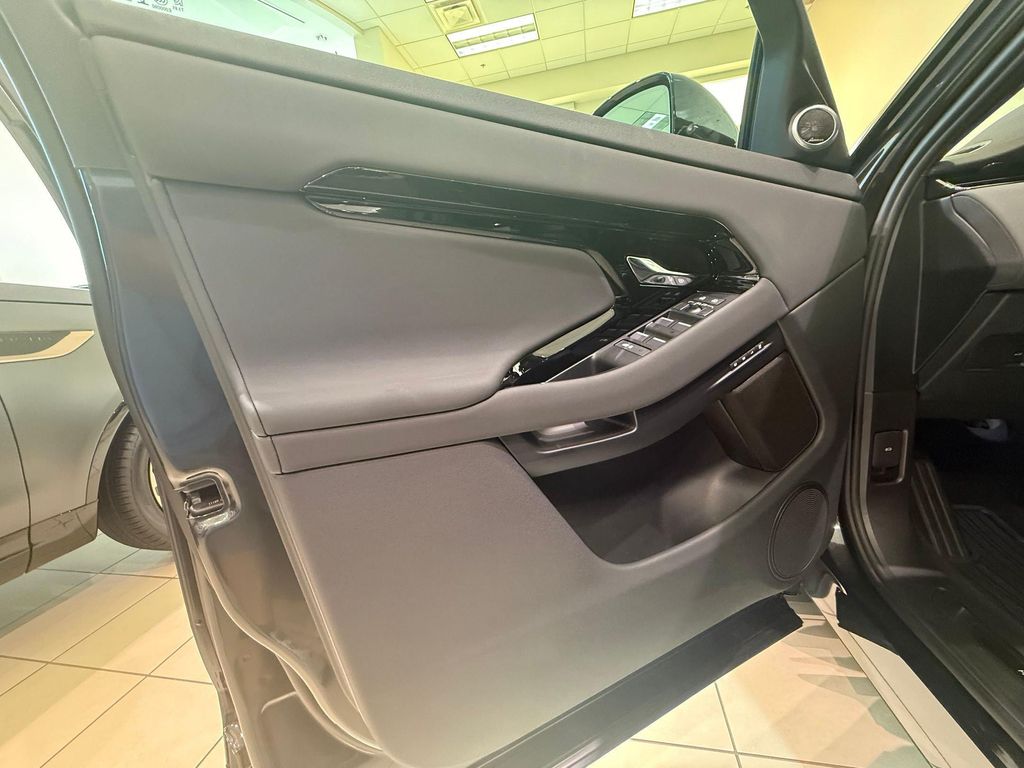 صورة مصغرة 28 لـ 2026 LAND Rover RANGE ROVER EVOQUE HOXTON EDITION