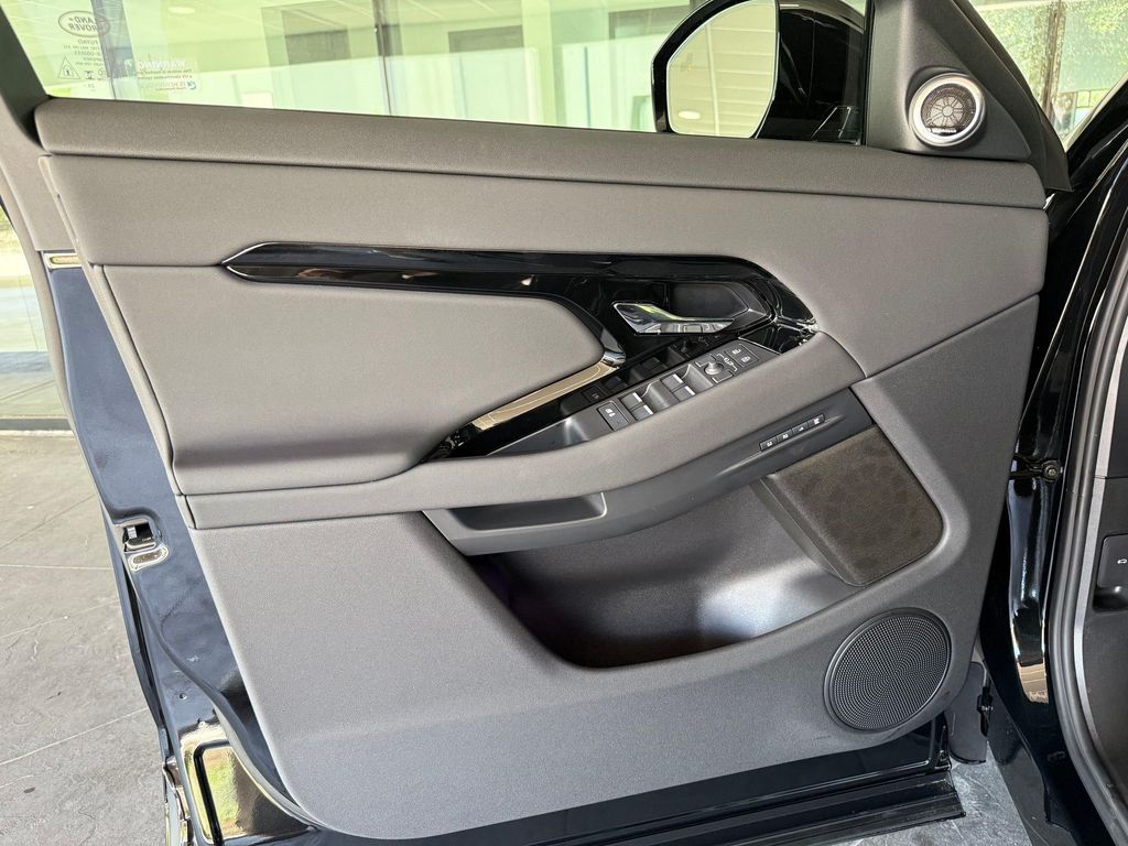 صورة مصغرة 12 لـ 2026 LAND Rover RANGE ROVER EVOQUE HOXTON EDITION
