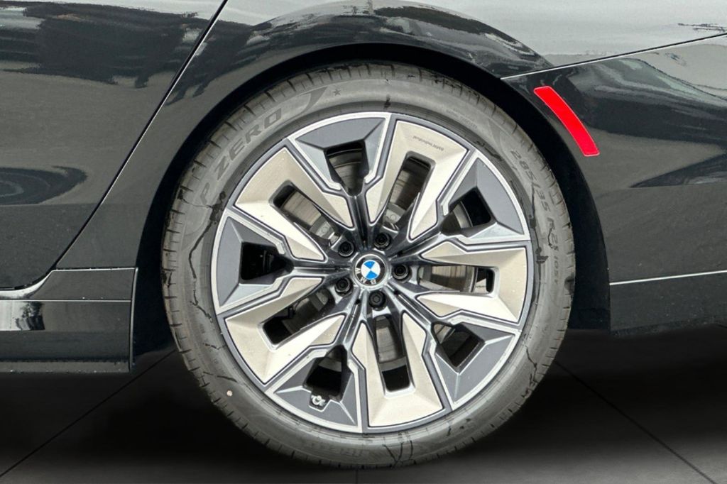 صورة مصغرة 25 لـ 2026 BMW 750E I XDRIVE