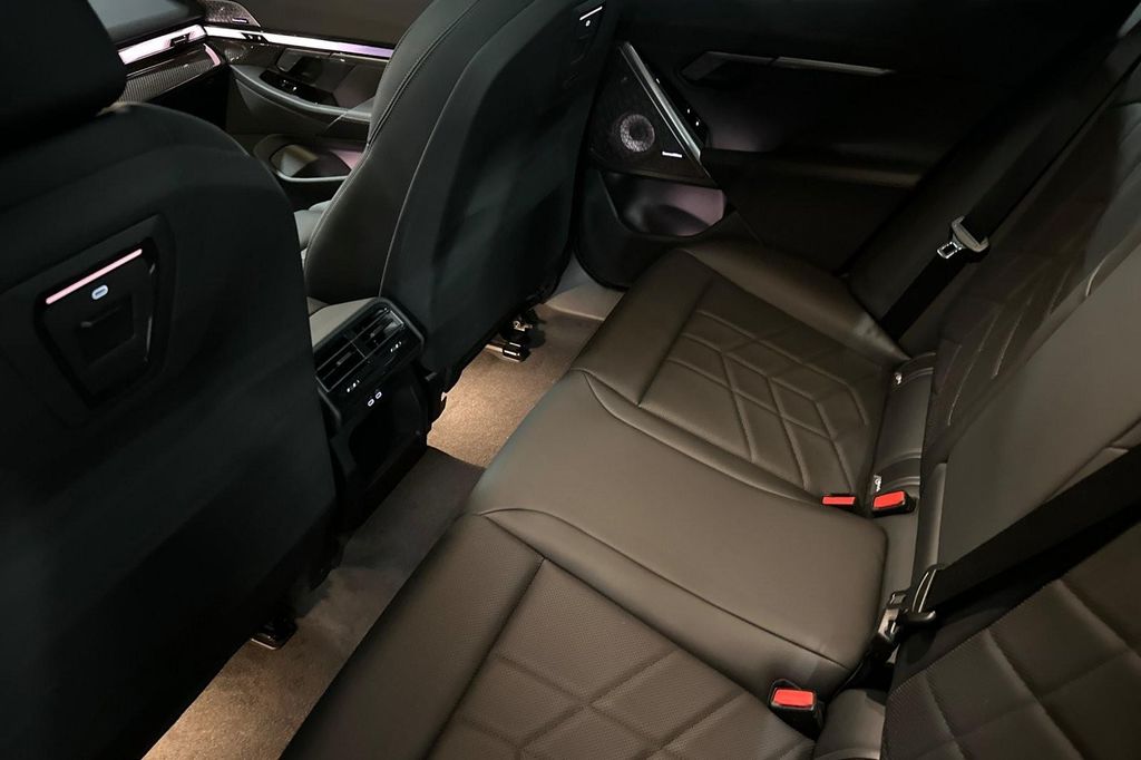 صورة مصغرة 11 لـ 2027 BMW 550E 550E XDRIVE